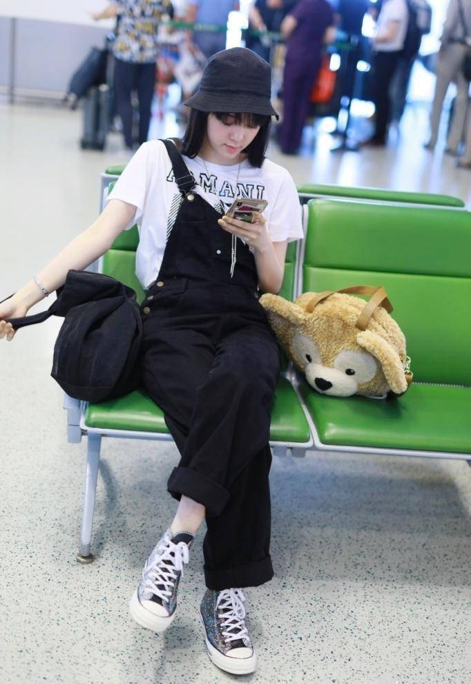 因为|欧阳娜娜看起来还是很娇嫩的！婴儿肥脸+吊带裤，学生范都出来了