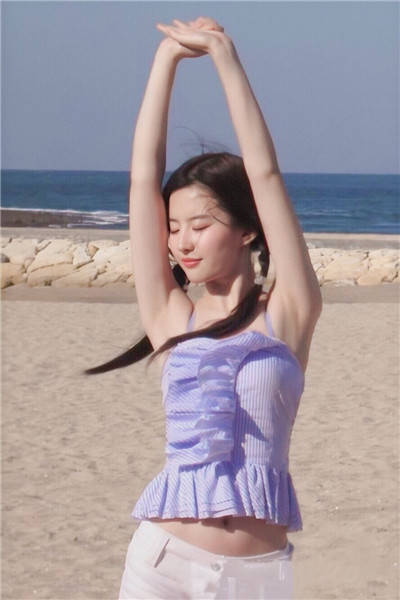 仙女|吊带裙夏日小仙女必备！倪妮身着身复古吊带长裙气质满满！