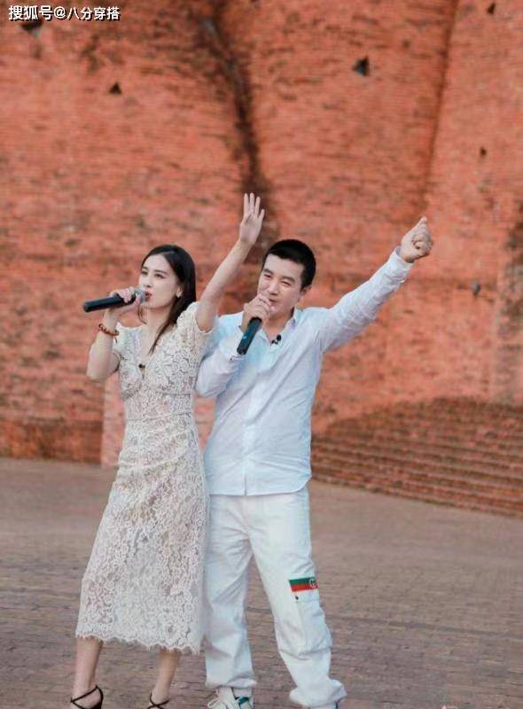 出圈|黄圣依又美出圈，一袭白色蕾丝裙优雅温柔，这身材真不像俩娃妈