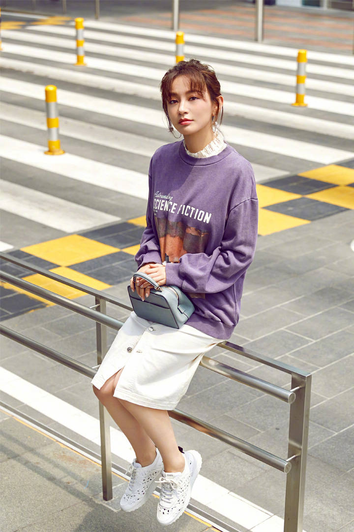 卫衣|初秋想要穿出少女感，光会装嫩可不行，卫衣+裙子清爽干净又时髦