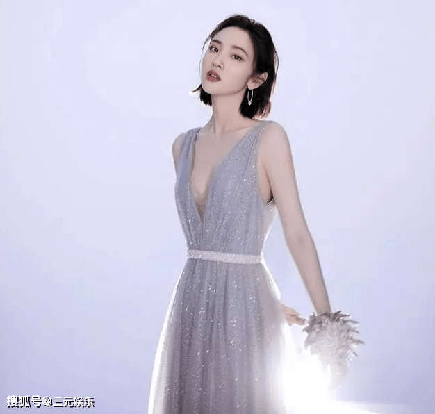 唐艺昕|唐艺昕的状态真A，穿纱裙身姿曼妙，手捧莲花宛如花仙子