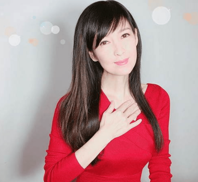 因为|为了防止变老不生娃也不晒太阳，现在52岁的她堪比25岁，太美了