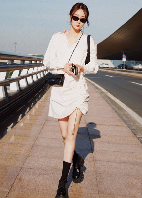 设计|玖月奇迹王小玮身材原来这么好，穿衬衫裙短过膝盖，小细腿真抢镜