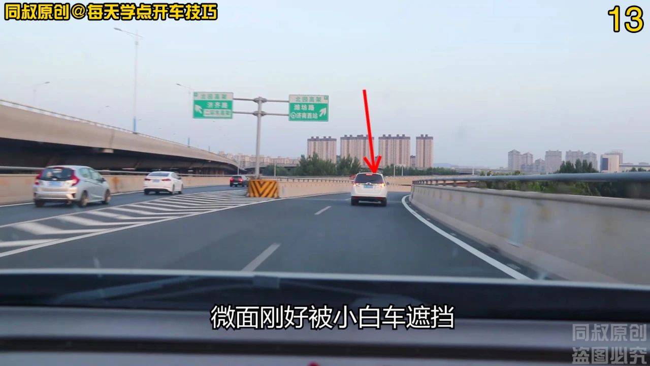 彎道行駛講技巧,彎點變道加剎車,微面司機這是反面示範嗎?