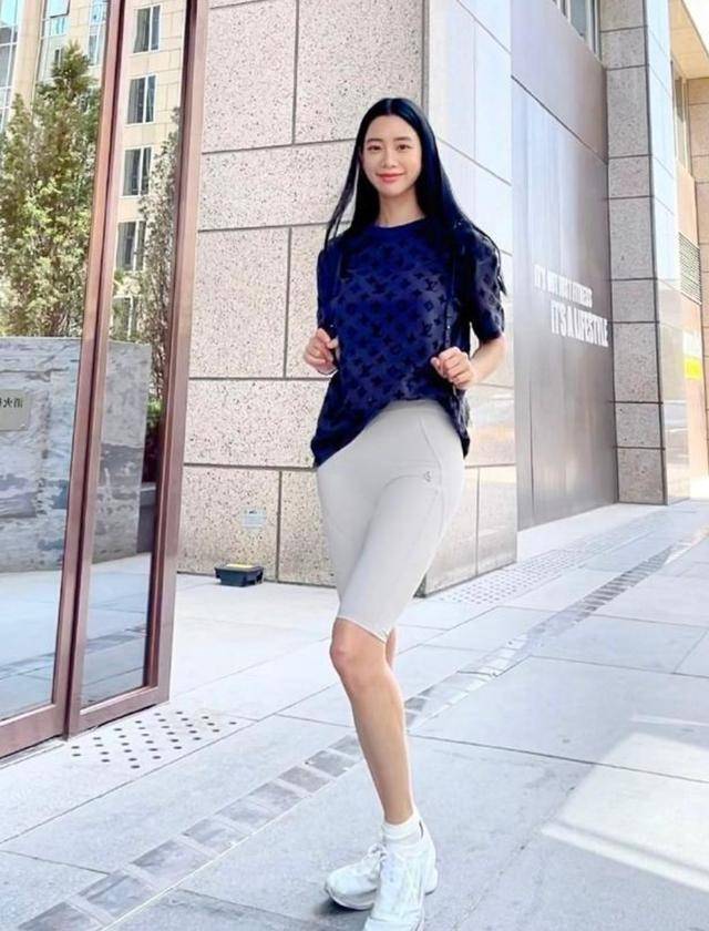 面料|克拉拉穿骑行裤亮相，整个身材没有一丝赘肉，这单品太适合她了