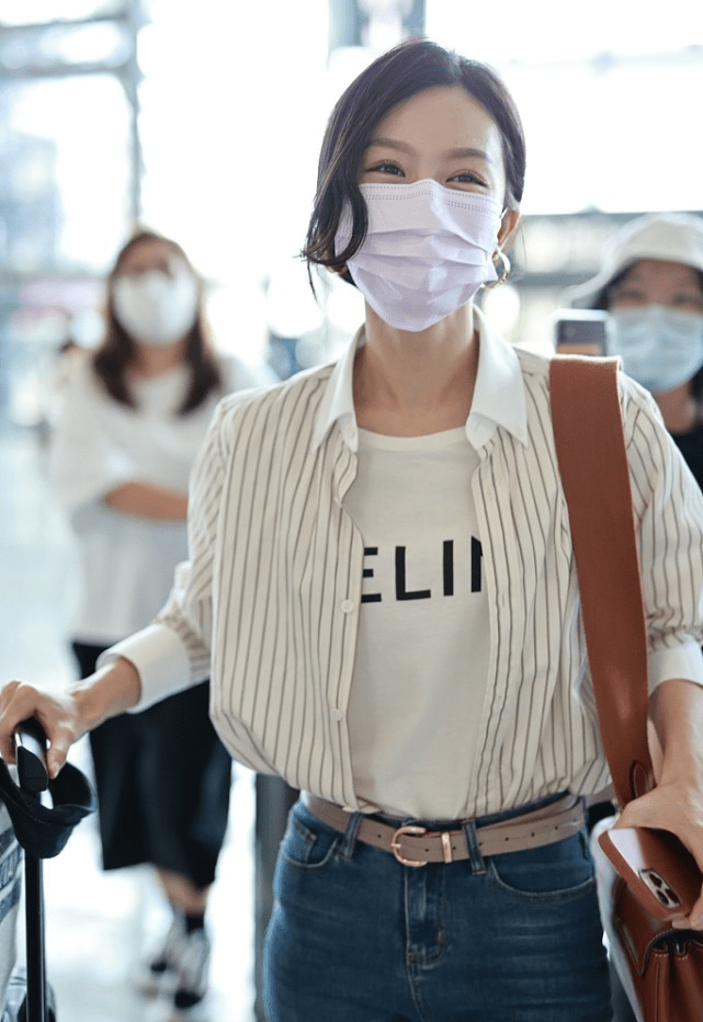 文咏珊|文咏珊性格慵懒随性,衬衫不系扣领口大敞,32岁气质成熟有韵味