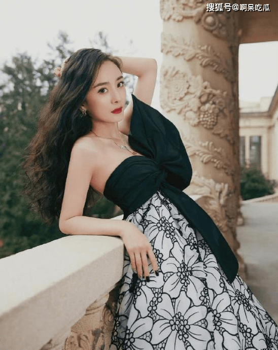 杨幂|盘点女明星红毯失败造型,杨幂身挂渔网,超模何穗也翻车