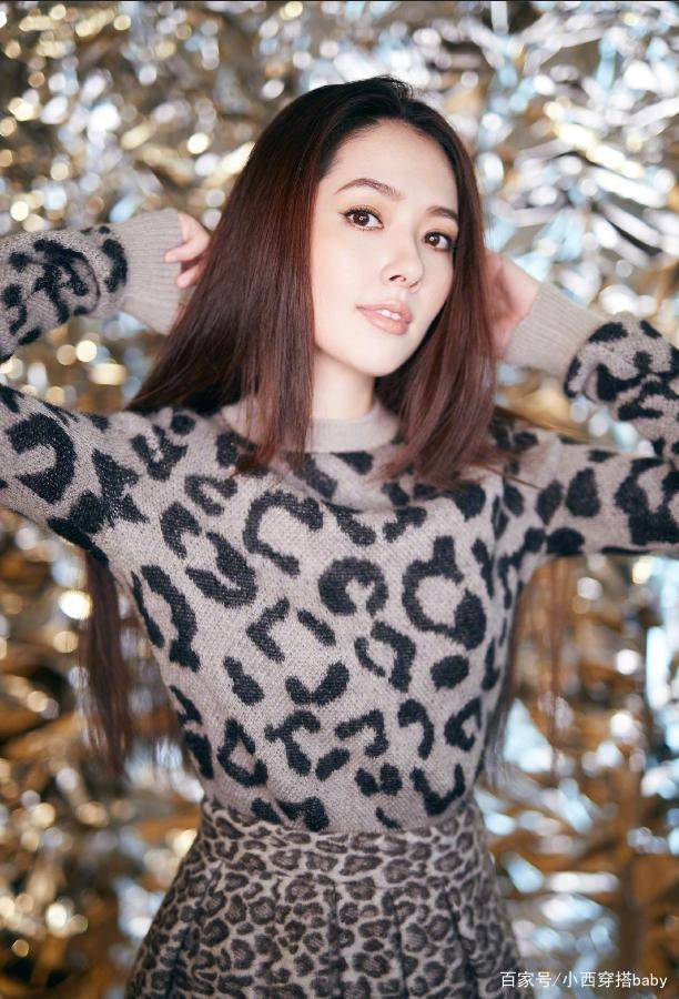 一身|混血儿郭碧婷，长卷发配蓝色亮片裙神似美人鱼，分外迷人！