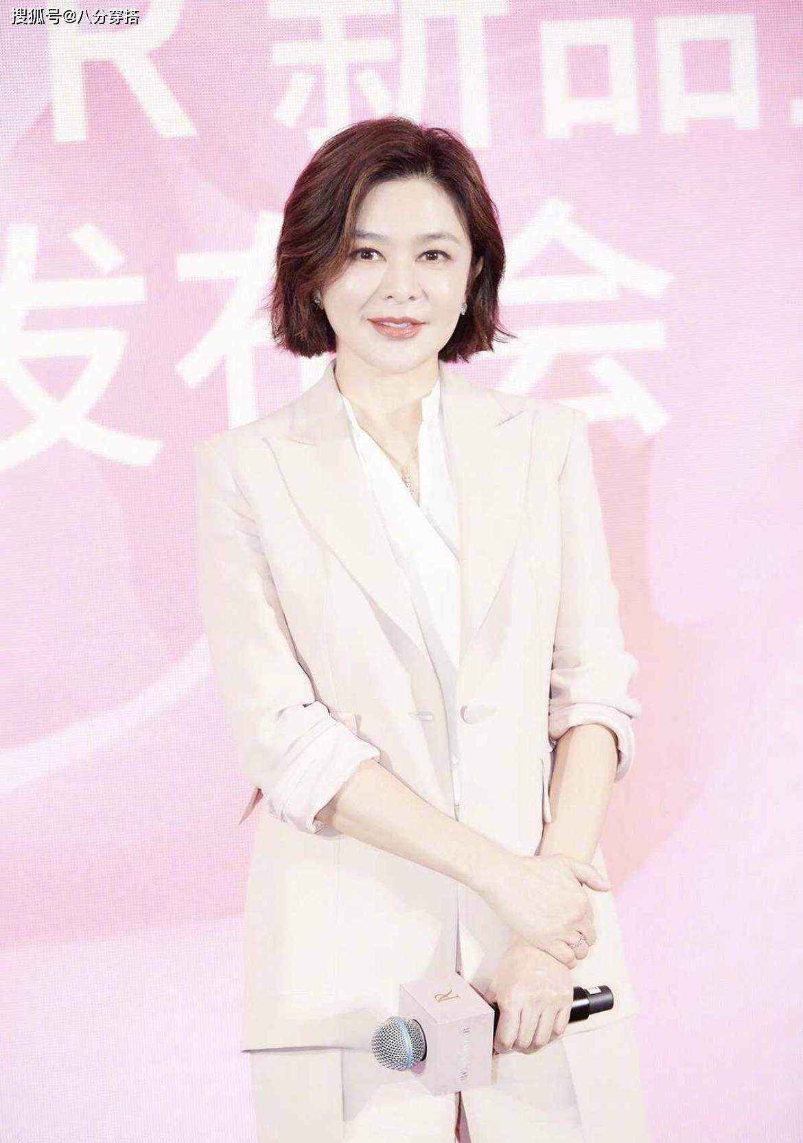 亮片|关之琳又玩新花样，亮钻上衣配蓝色半身裙华丽时髦，意外减龄洋气