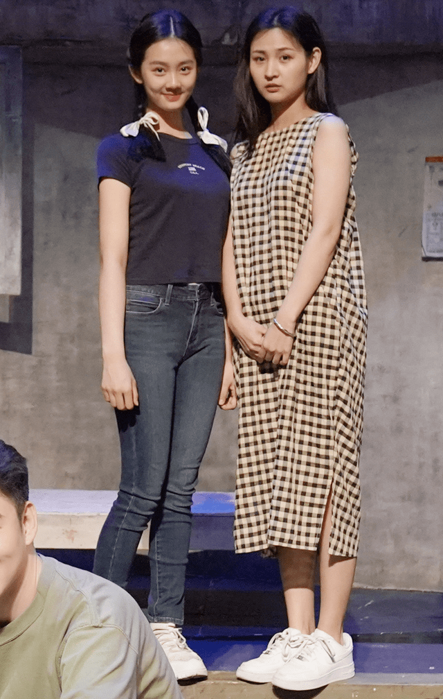 原创多多与话剧演员们合影身高直逼何炅气质出众高清舞台照再曝光