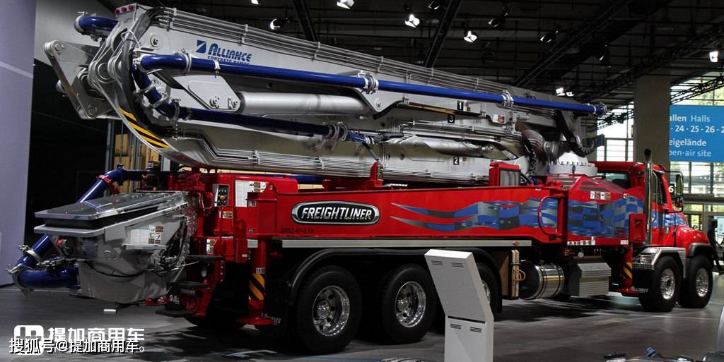 福莱纳10 6混凝土泵车实拍 带您见识美式长头工程车的布局构造 车辆