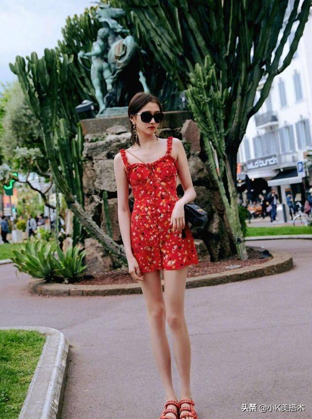 颜色|徐璐与张铭恩三亚游玩,穿吊带碎花裙甜美,还与关晓彤撞款不撞色