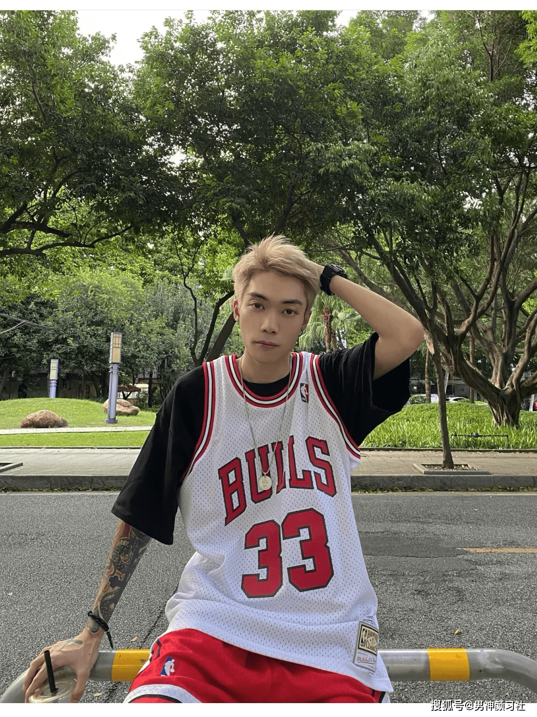 玩法|T恤叠穿的高段位玩法：帅的有层次感才能让人忍不住多看几眼