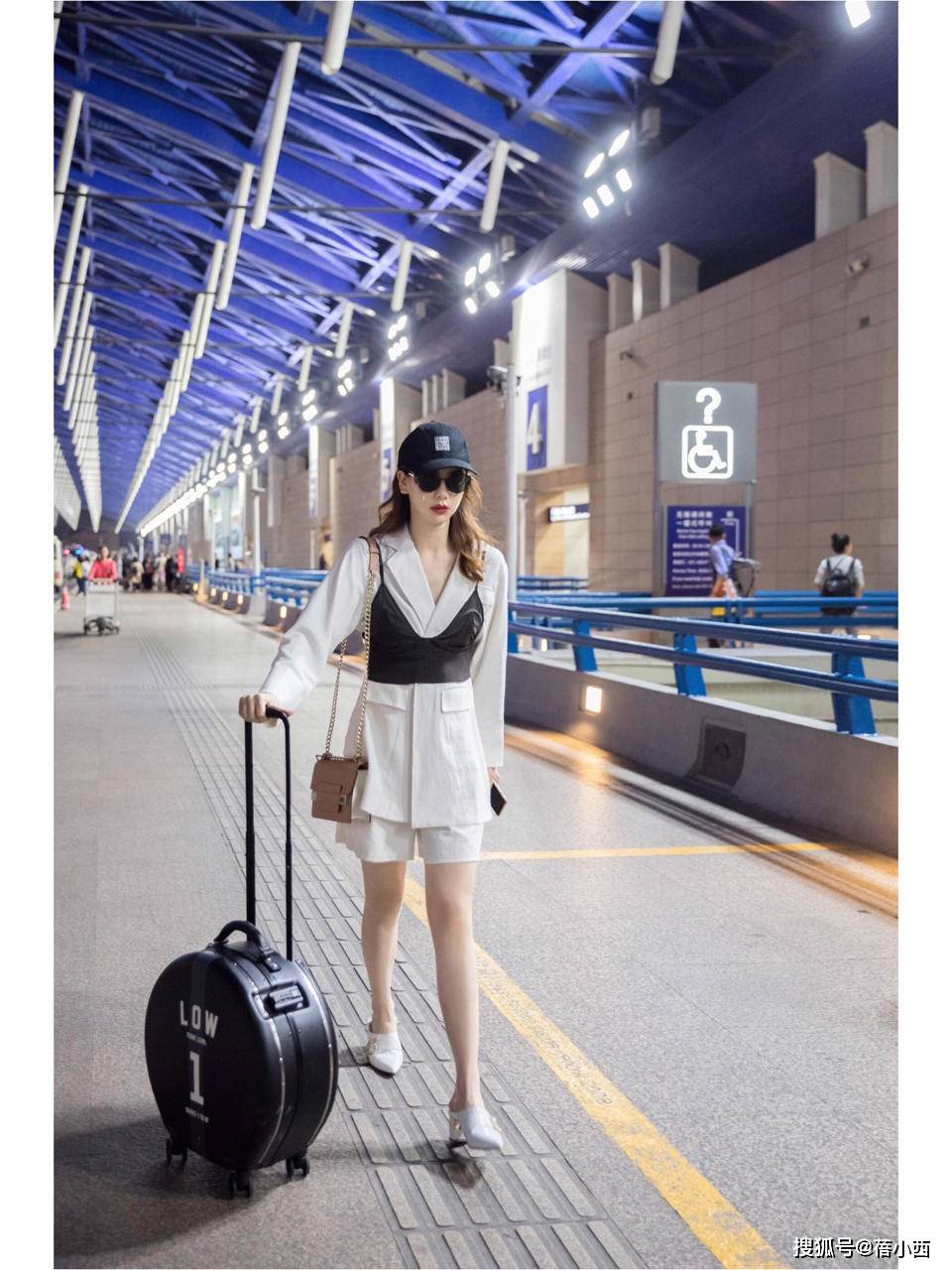 戚薇|又被戚薇的衣品折服了！“内衣外穿”搭配白色衬衫，潮流感十足