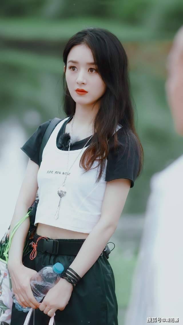 设计|赵丽颖的撩人秘诀都在这儿,圆脸妹妹吊带也可以穿出高级感