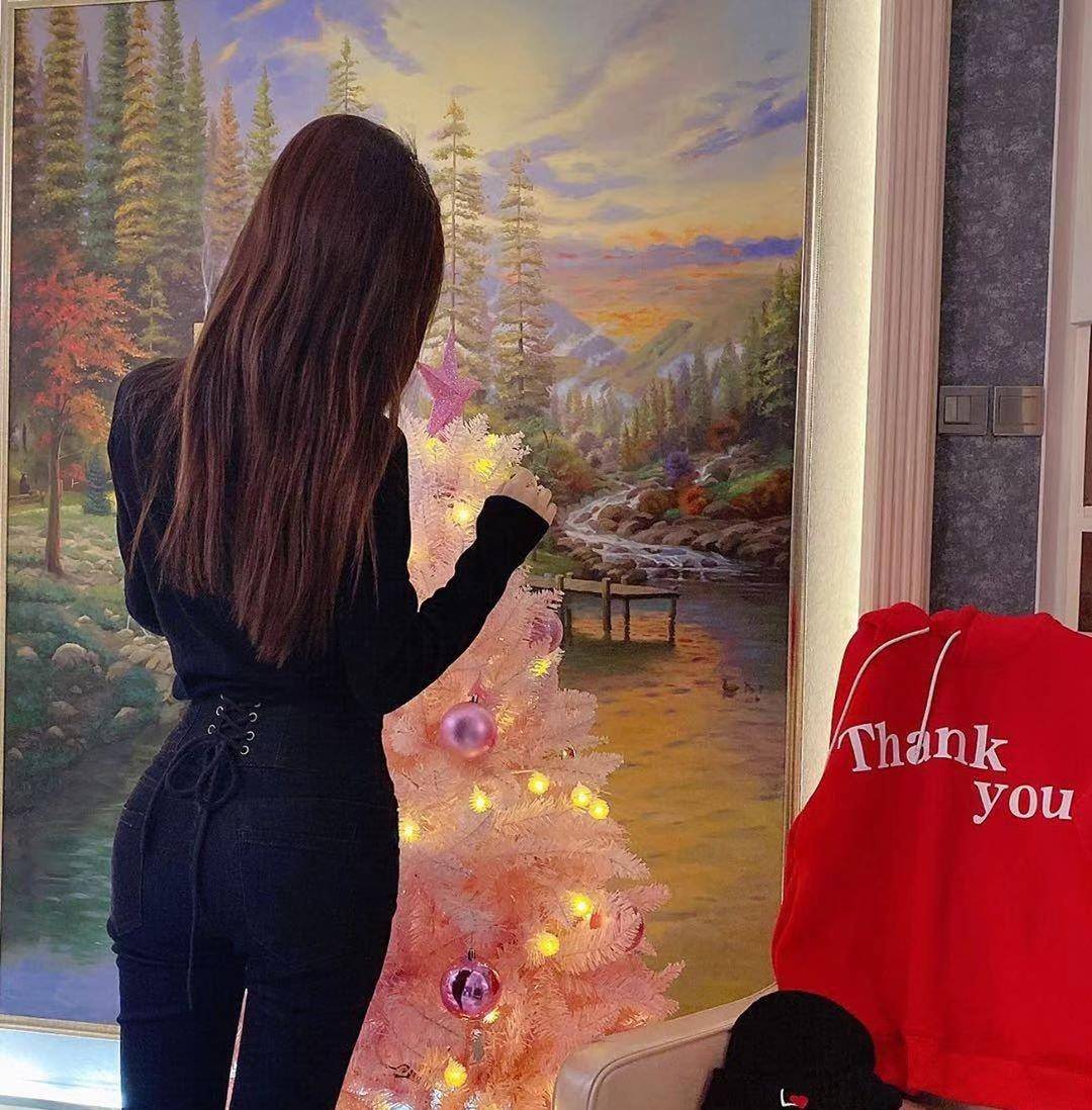 李小璐|甜馨不受传闻影响健康成长，穿玫红裙搭珍珠项链，7岁打扮像阔太