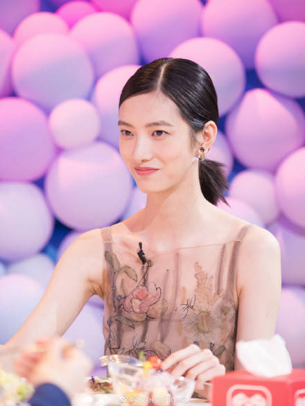 刺绣|金大川前女友好高级！项偞婧刺绣长裙现身，179cm身高这气质绝了