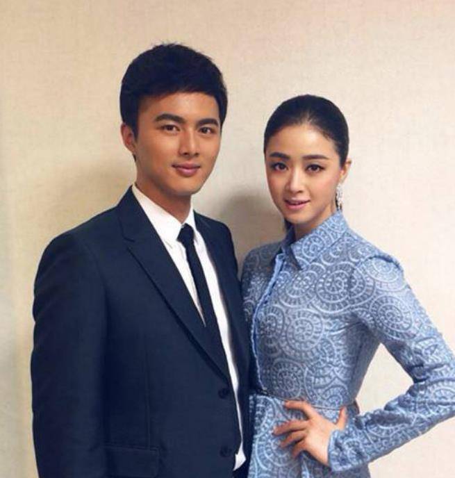 张佳宁|叶祖新和张佳宁恋爱后罕见同框，身穿同款卫衣挽手闲逛超甜蜜