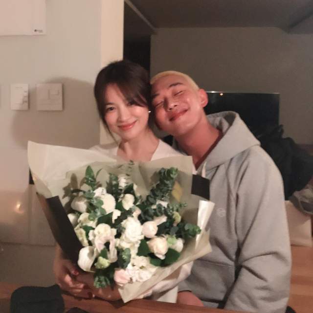 发型|宋慧乔罕晒生活照，与刘亚仁家中聚会被喂食，她扎复古发型笑得甜