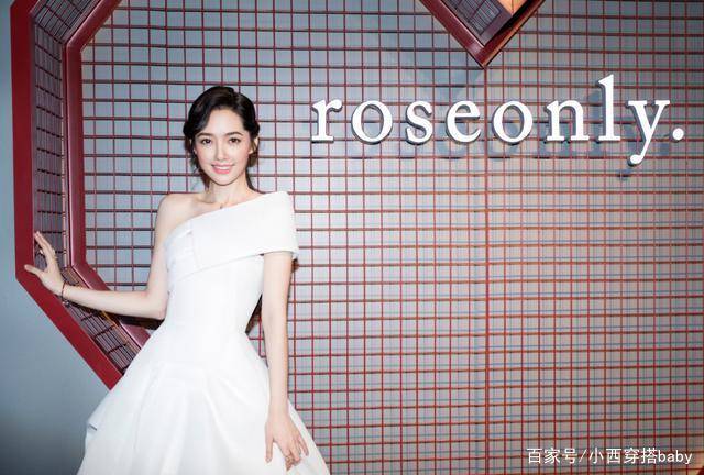 一身|混血儿郭碧婷，长卷发配蓝色亮片裙神似美人鱼，分外迷人！