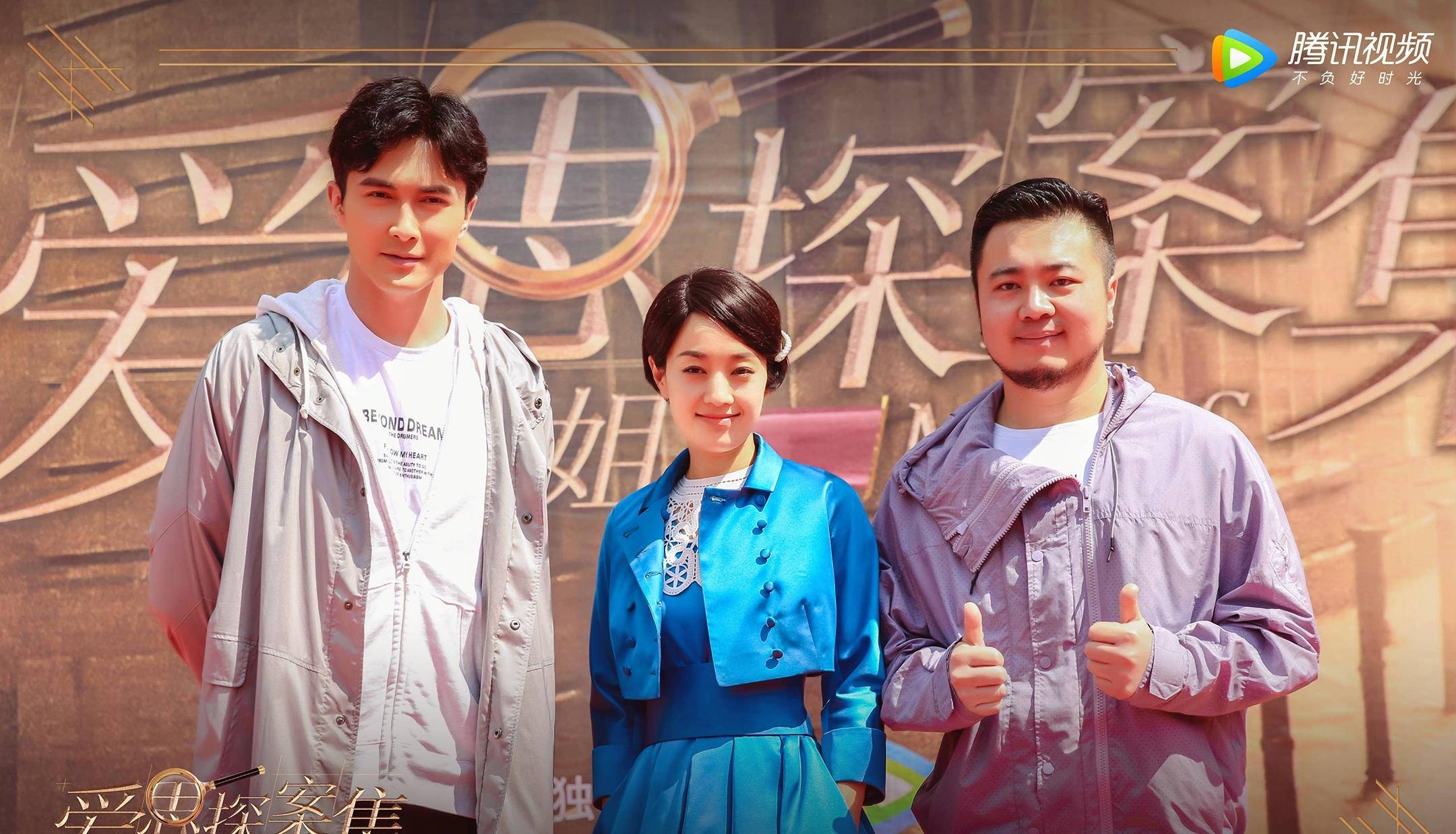 马伊琍|马伊琍一袭缎面蓝裙气质出众，新发型戴珍珠发卡，换民国风美极了