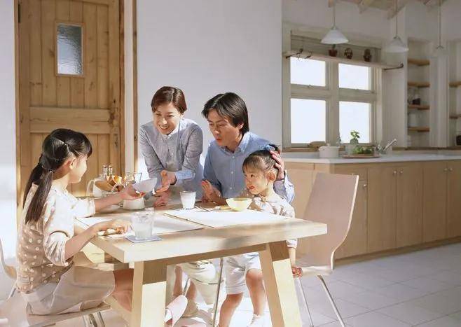 人口|房价限制了三胎吗？人口出生率下滑，并不是一方面的因素影响