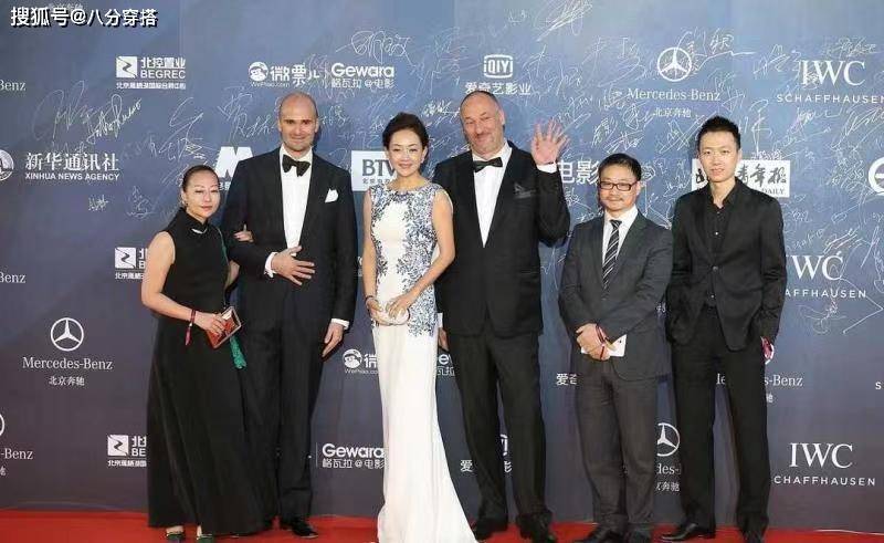 美眉|牛莉“阿姨辈”里最会打扮,一袭白色无袖礼服干净清爽,身材婀娜