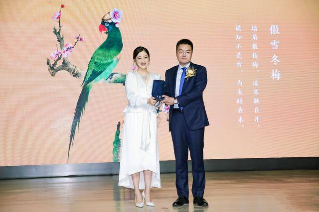 马尾|44岁的梅婷气真好，低马尾搭配白色连衣裙意外高级，优雅又减龄