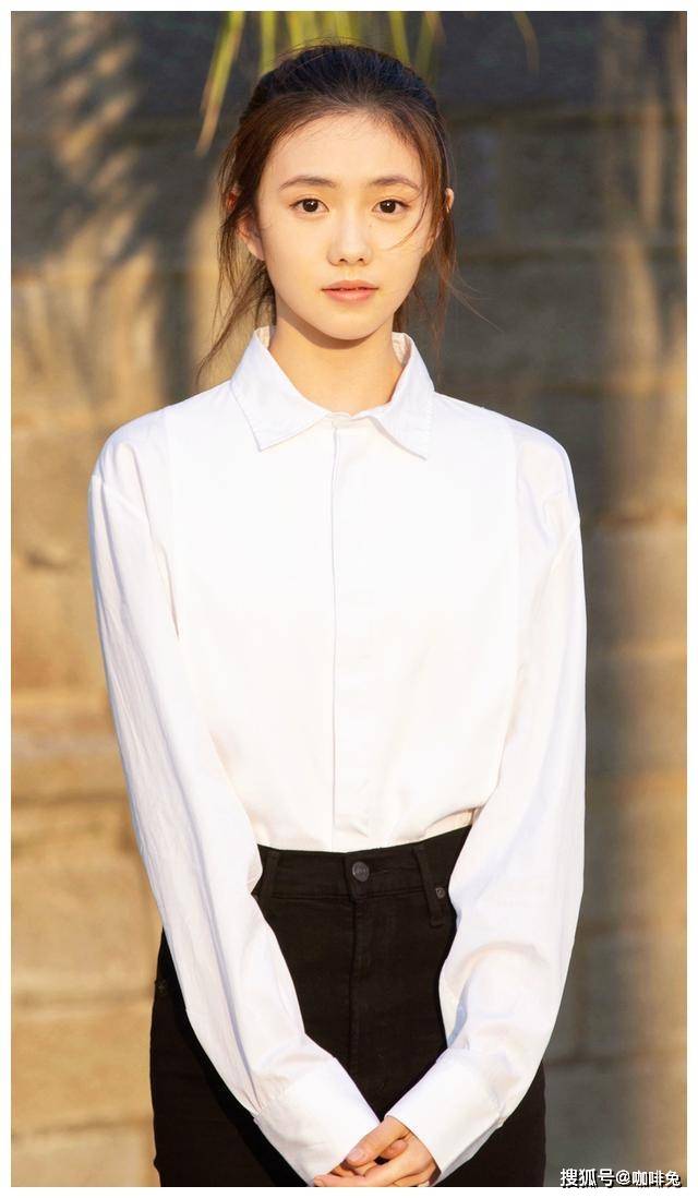 香芋|“谋女郎”刘浩存的时尚品味真不错，未来可期，颜值艳压章子怡