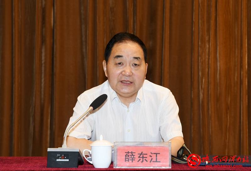 市慈善协会常务副会长薛东江主持会议.