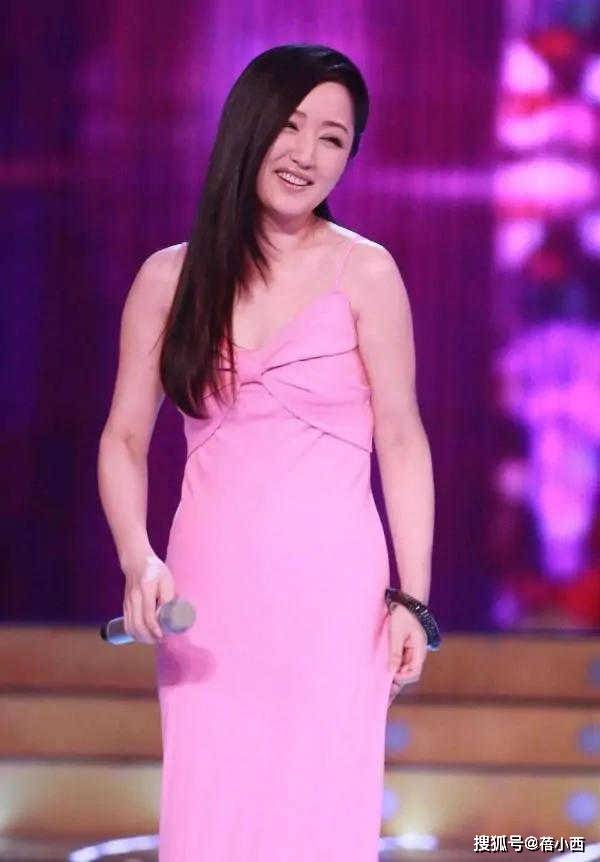 身材|杨钰莹真是“阿姨辈尤物”，穿粉色吊带连衣裙亮相，身材不输女团