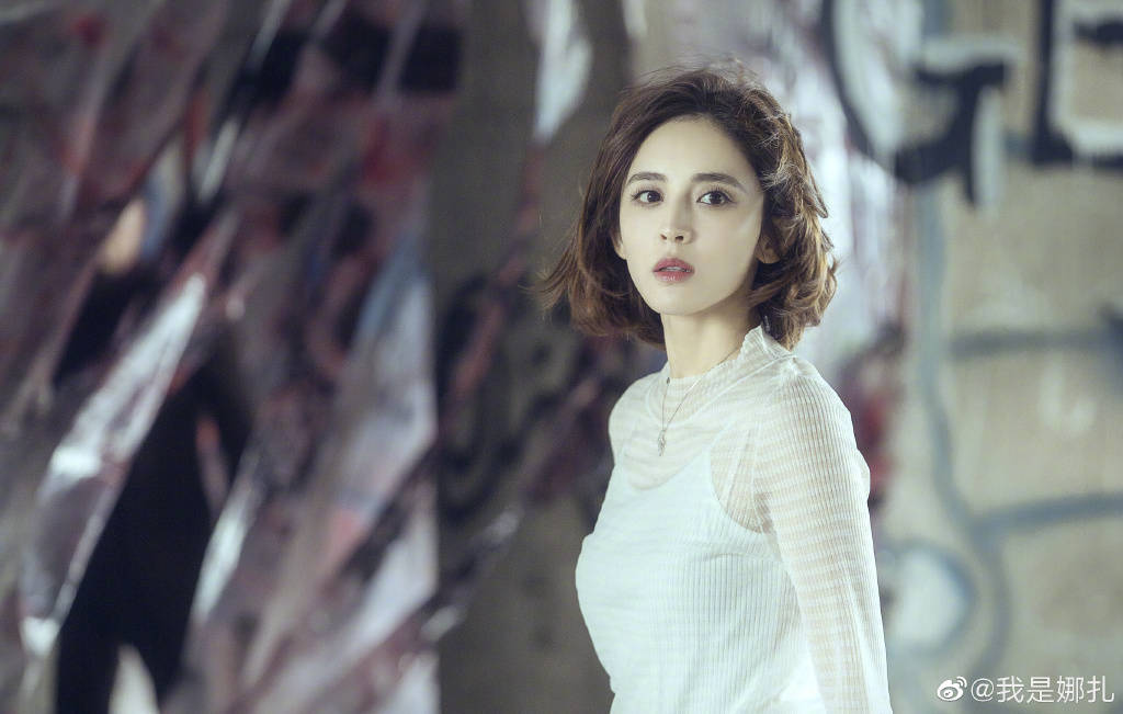 何有强|娜扎只因剪了短发，衣服品味直线上升，衬衫和连衣裙穿出高级感