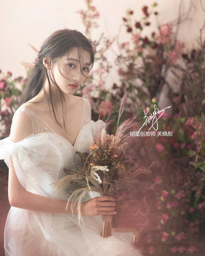 唯美|关晓彤婚纱写真曝光,换不同纱裙唯美又仙气,鹿晗捡到宝了