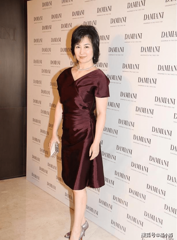 何超琼|何超琼不愧是赌王最爱的女儿，气场很难被超越，穿镂空裙也很高级