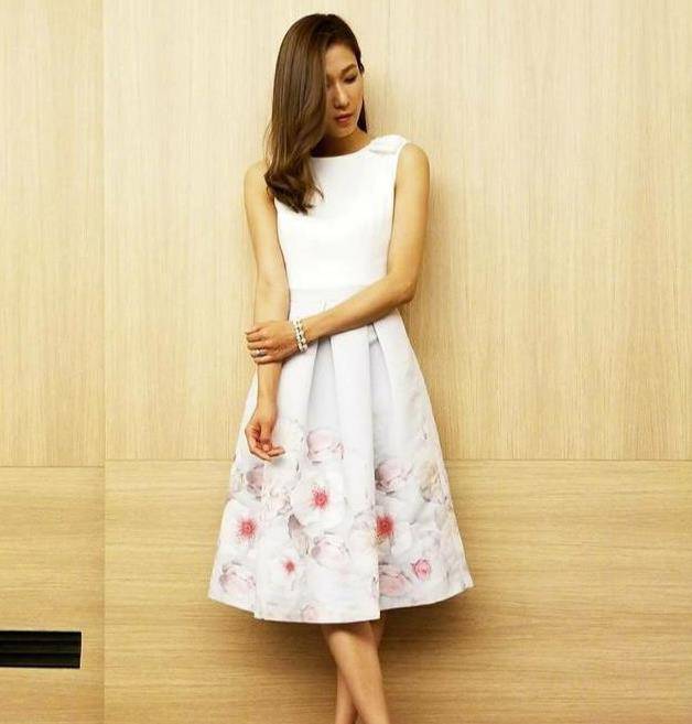 钟嘉欣|钟嘉欣瘦了,白色连衣裙优雅清新,却缺了一点少女感