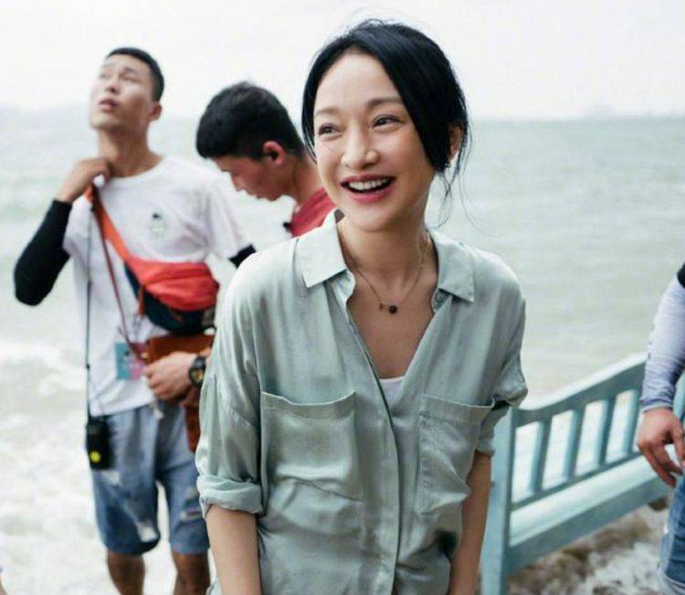形象|四十七岁的周迅不在乎形象 素颜的出现 暴露了眼袋