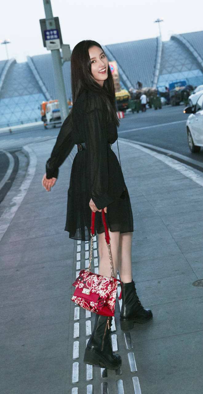 作用|元气少女宋祖儿,白色无袖连衣裙搭配高马尾,可爱甜美清灵动人