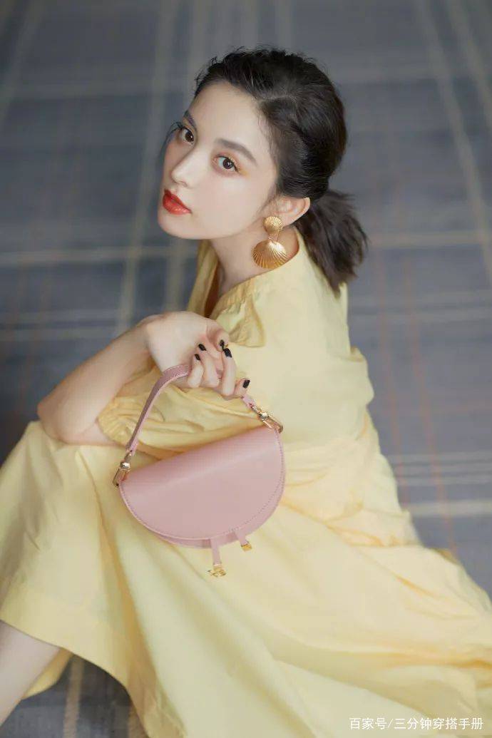 好身材|又被娜扎给惊艳到了，明黄色连衣裙超气质，却意外和刘亦菲撞衫了