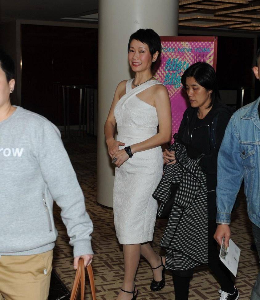 一身|叶童穿印花裙亮相，满脸鱼尾纹，网友：优雅老去也是骄傲的事情！