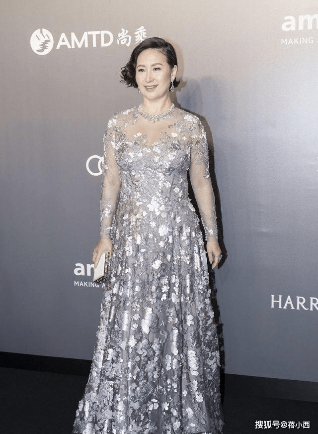 何超琼|何超琼不愧是赌王最爱的女儿,气场很难被超越,穿镂空裙也很高级