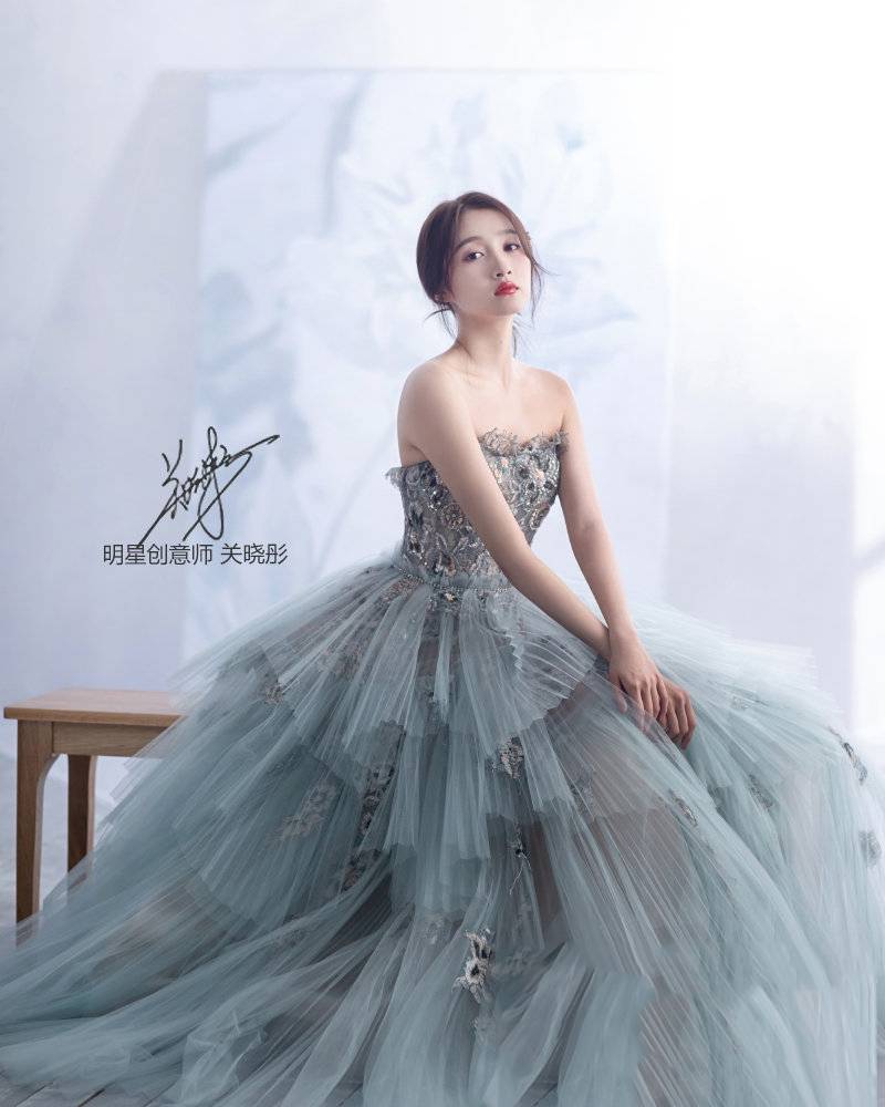 唯美|关晓彤婚纱写真曝光,换不同纱裙唯美又仙气,鹿晗捡到宝了