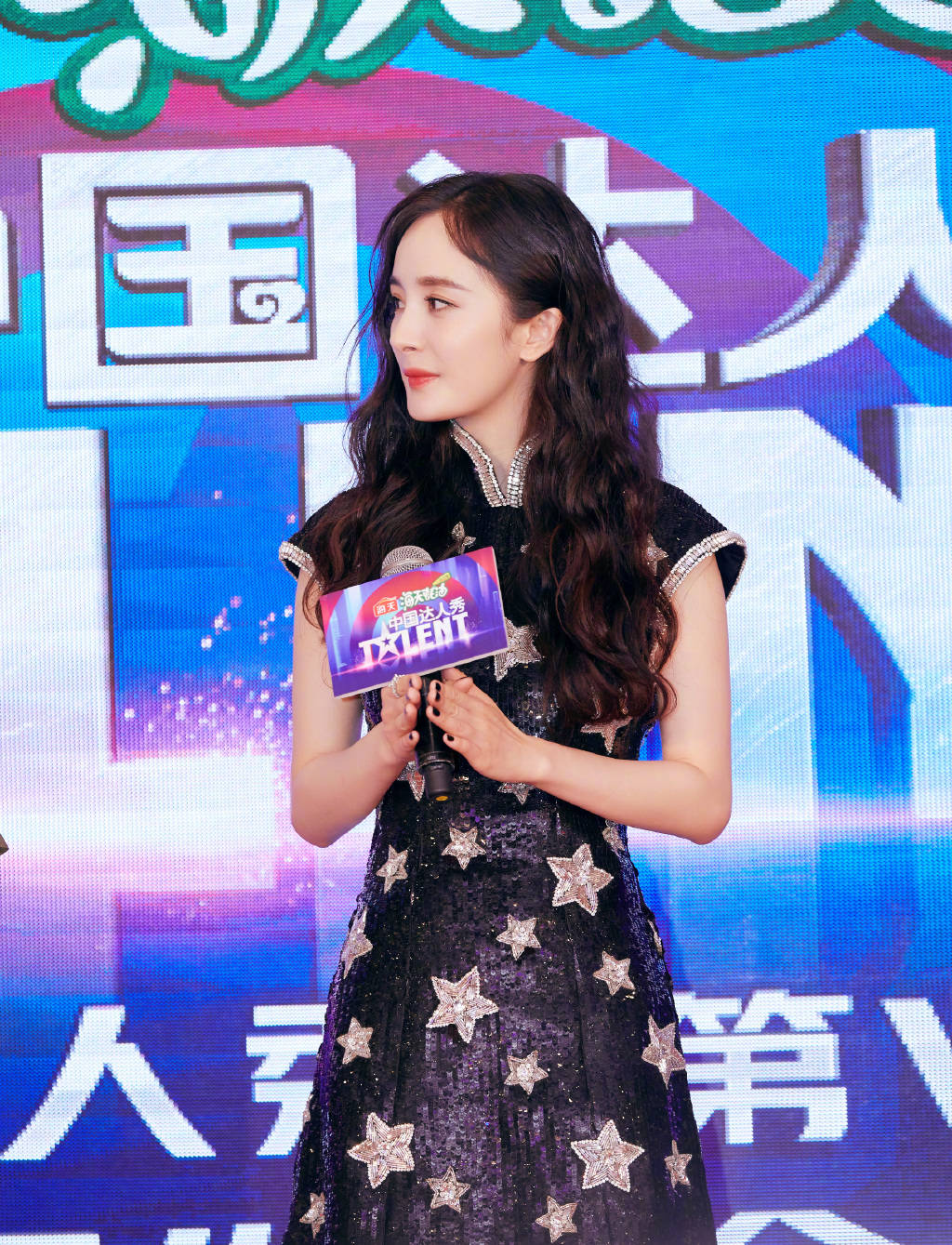 杨幂|宋茜和杨幂都是32岁，双双挑战星星裙造型，却美得各有千秋！