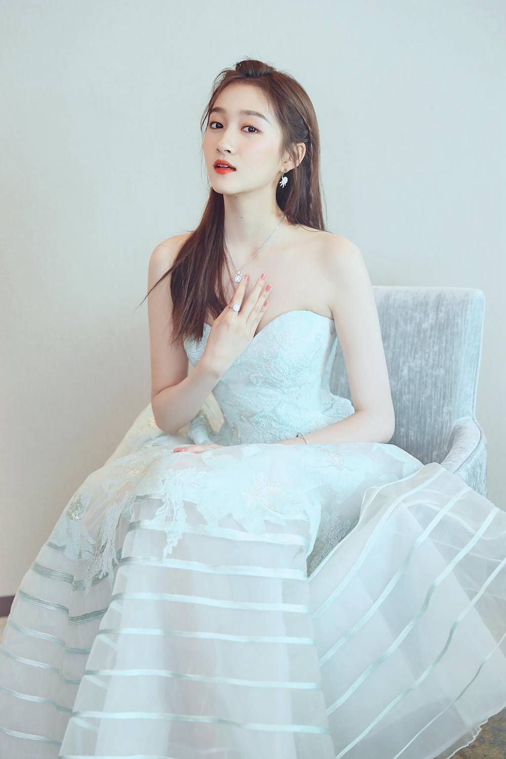 唯美|关晓彤婚纱写真曝光,换不同纱裙唯美又仙气,鹿晗捡到宝了