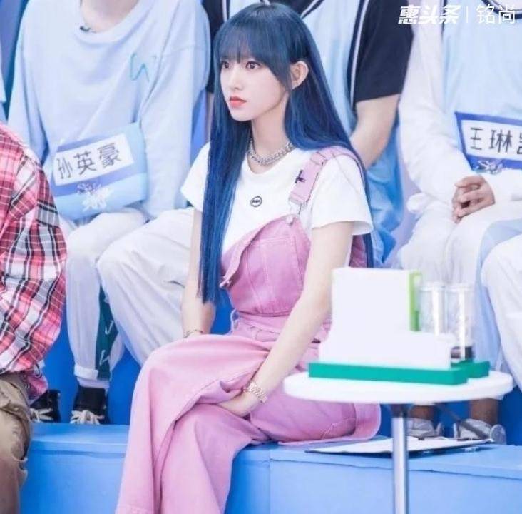程潇|程潇的“女神坐”火了，双腿叠在一起没