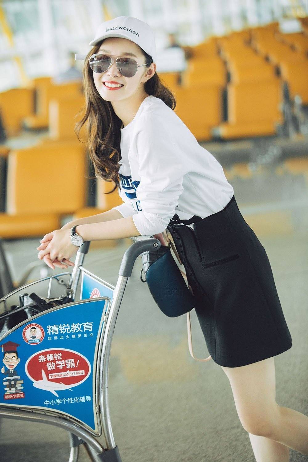 宋轶真时髦机场穿a字裙俏皮可爱