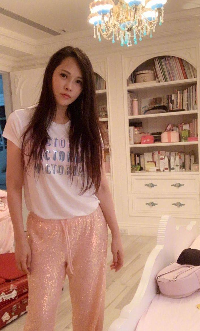 小粉|伊能静50岁还不服老?小粉裙+樱花妆清新似少女,金心耳环好拉风