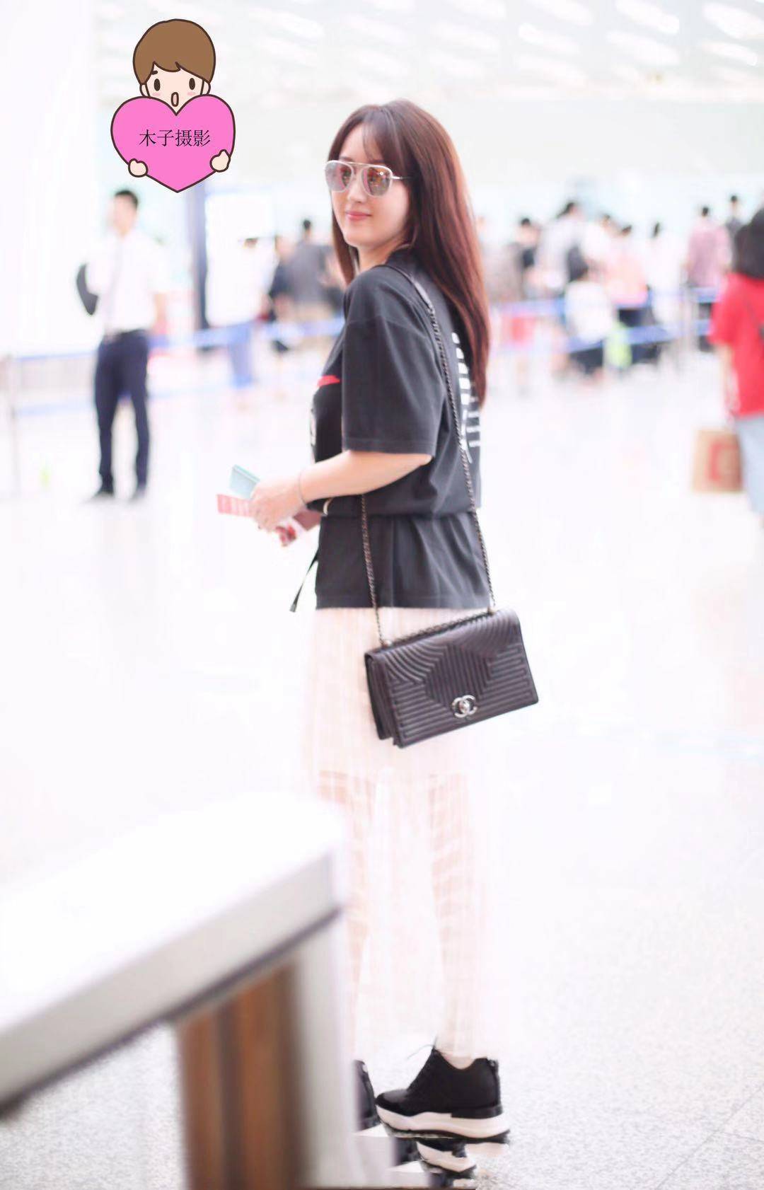 杨钰莹|杨钰莹太自信,基础款黑T配白色仙女裙秀美腿,158穿出168cm效果