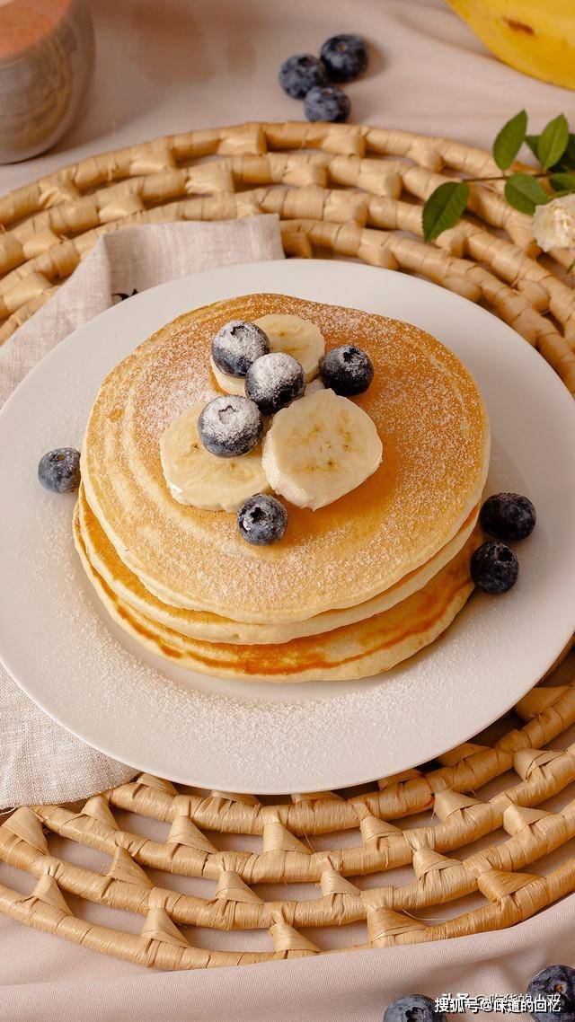 做法|肉包、豆浆、汤粉吃腻了，用苹果做松饼当早餐，不加油也焦香软糯