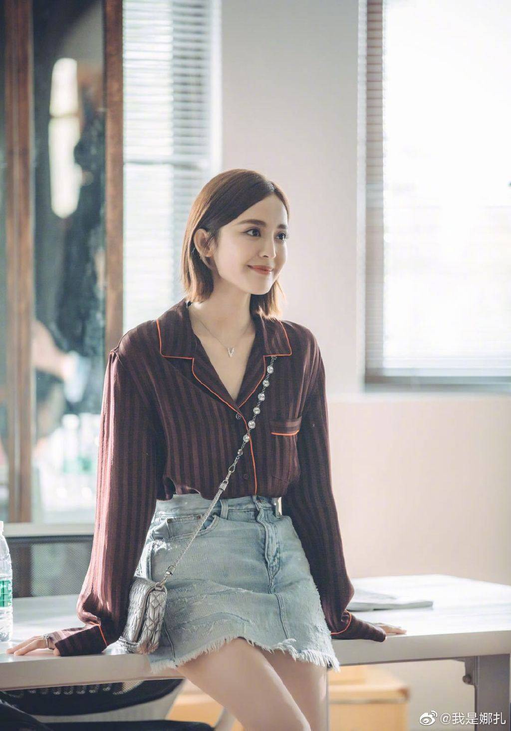 何有强|娜扎只因剪了短发，衣服品味直线上升，衬衫和连衣裙穿出高级感