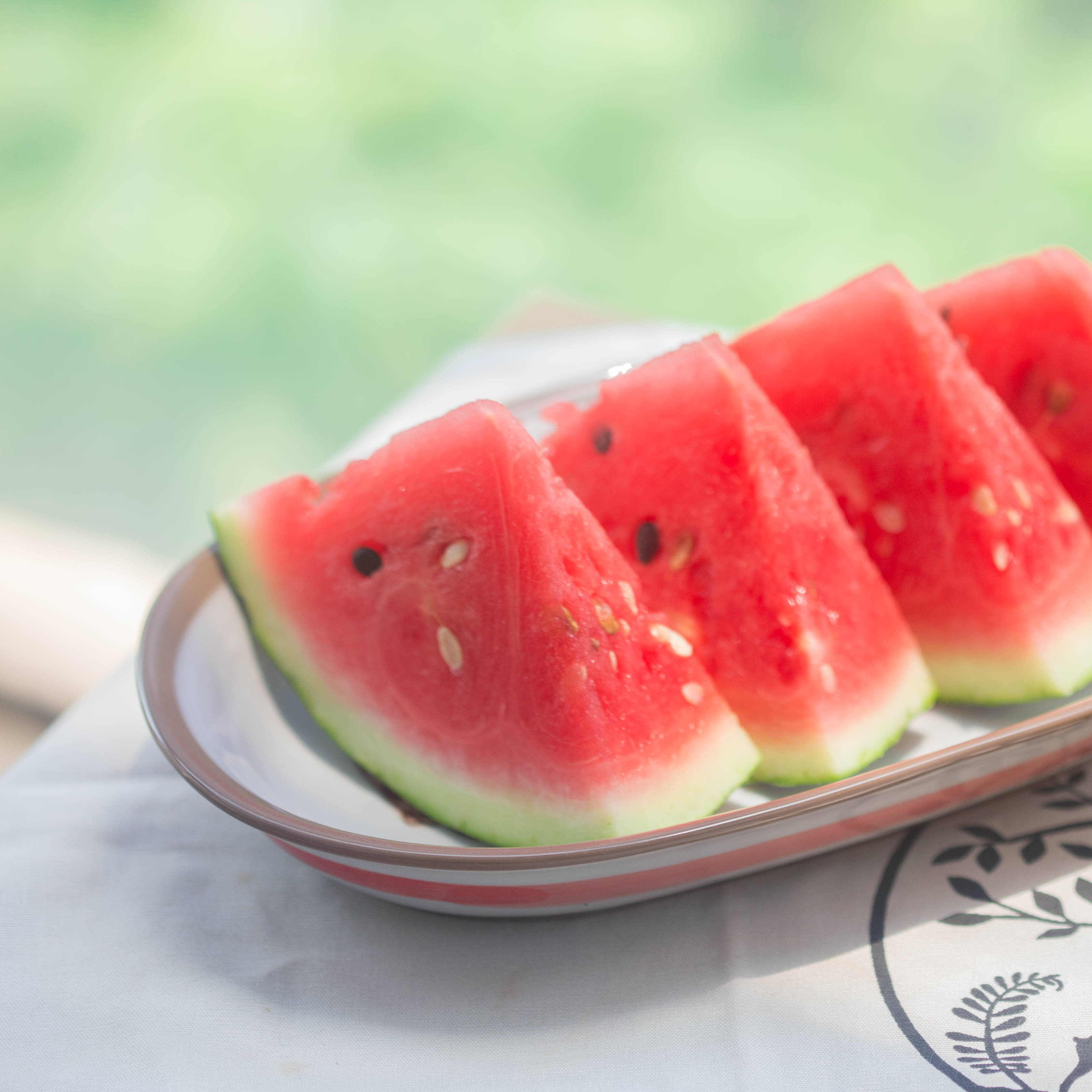 隔夜冰冻西瓜竟是健康"杀手"?中医提醒夏季饮食安全别忽视!